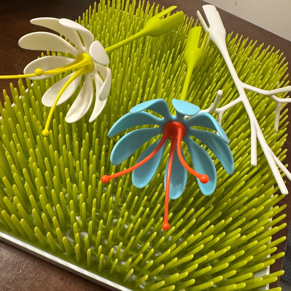 Grass Countertop Drying Rack with Accessories - Green and Blue